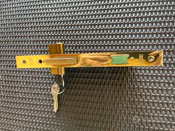 Serratura da infilare