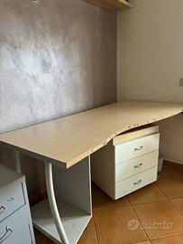 Scrivania spaziosa in legno 150x70 con cassettiera
