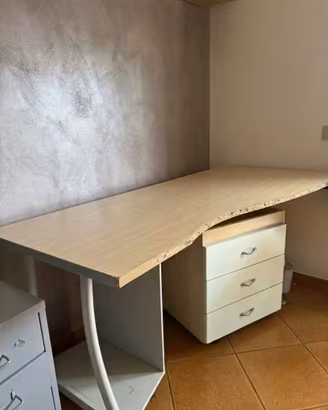 Scrivania spaziosa in legno 150x70 con cassettiera
