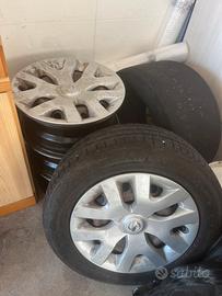 4 cerchi in ferro con borchie original Nissan Juke