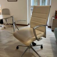 Poltrona da ufficio direzionale in similpelle.