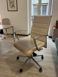 Poltrona da ufficio direzionale in similpelle.