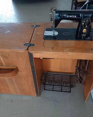 Macchina da cucire vintage SINGER  con mobiletto 