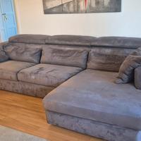 Divano grigio in microfibra