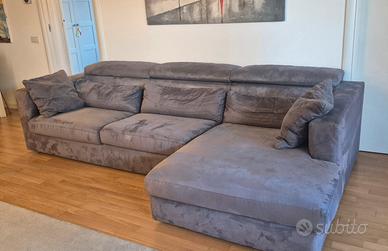 Divano grigio in microfibra