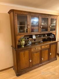 Credenza in legno con vetrina