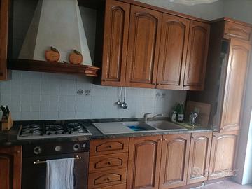 cucina in legno noce completa di tavolo e 6 sedie 