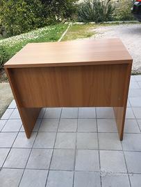 Scrivania  legno con cassetto .