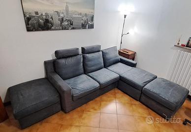 divano 3 posti con penisola e 2 pouf