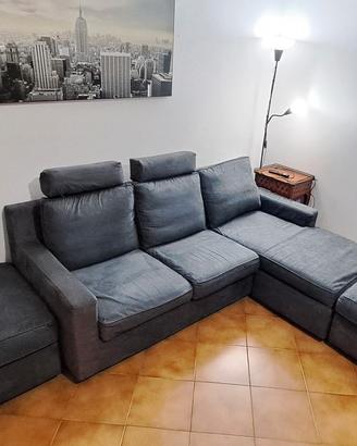 divano 3 posti con penisola e 2 pouf