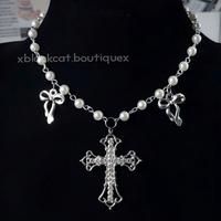 Collana in perle con croce