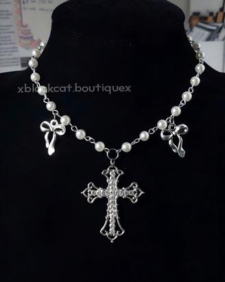 Collana in perle con croce