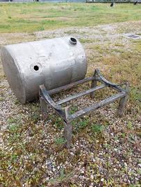 serbatoio in acciaio con porta serbatoio in ferro 