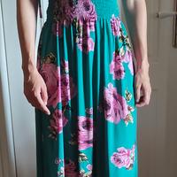 Abito lungo con decorazioni floreali