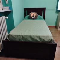 Letto singolo in legno con cassettoni