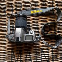 Fotocamera Reflex Nikon F65 con Obiettivo 28-80mm