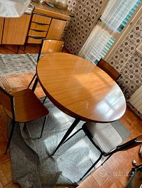 Tavolo da cucina con sedie