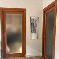 Porta a scrigno noce e vetro opaco