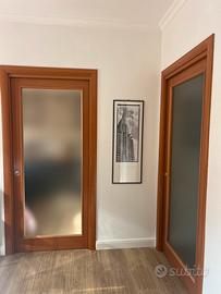 Porta a scrigno noce e vetro opaco