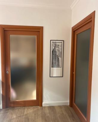 Porta a scrigno noce e vetro opaco