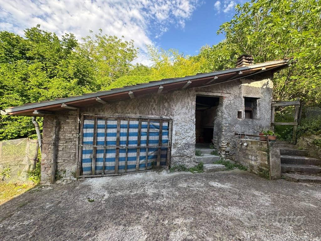 Rustico / Casale di 148 m² con 5 locali a Rieti - Altro