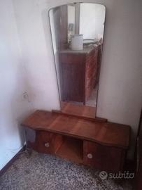 mobiletto con armadietti