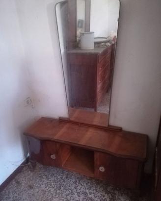 mobiletto con armadietti