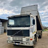 Autocarro VOLVO con cassone ribaltabile
