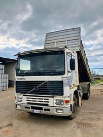 Autocarro VOLVO con cassone ribaltabile