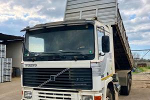 Autocarro VOLVO con cassone ribaltabile