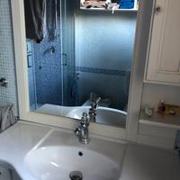 mobile da bagno con lavabo colore bianco