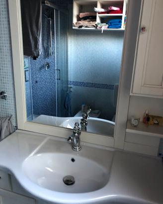 mobile da bagno con lavabo colore bianco