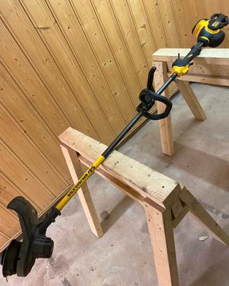 Decespugliatore DeWalt DCM571 con due batterie