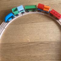 Trenino Ikea in legno con vagoni in legno