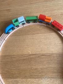 Trenino Ikea in legno con vagoni in legno