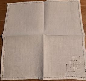 tovaglioli di lino ricamati a mano