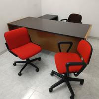 Scrivania per ufficio con sedie