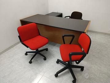 Scrivania per ufficio con sedie