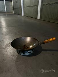 Wok tradizionale in acciaio con supporto