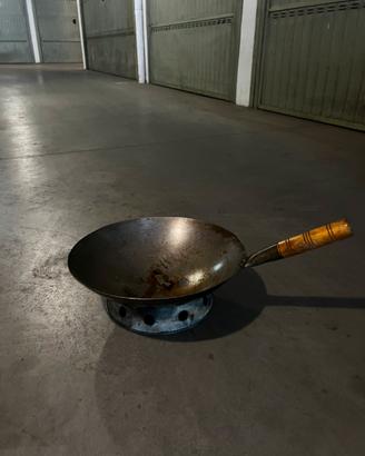 Wok tradizionale in acciaio con supporto
