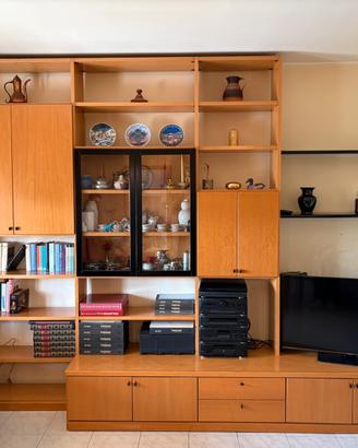 Armadio in legno per sala