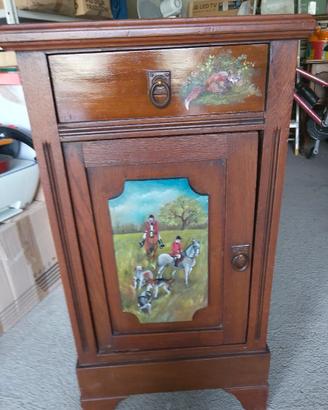 Comodino dipinto in legno