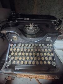 Macchina da scrivere Olivetti