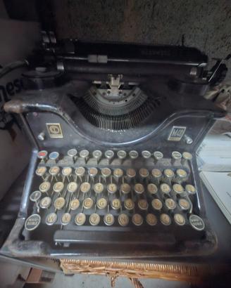 Macchina da scrivere Olivetti
