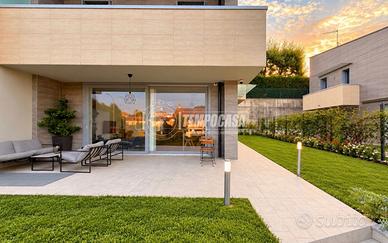 VILLA CON GIARDINO PRIVATO E BOX DOPPIO