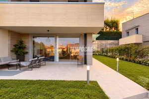 VILLA CON GIARDINO PRIVATO E BOX DOPPIO