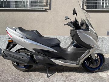 Suzuki Burgman 400 del 2022 con 17000 km