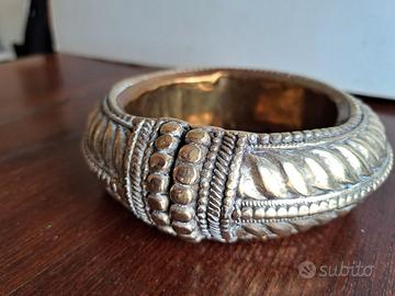 svuotatasche realizzato con bracciale da schiavo