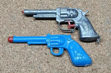 Pistole ad acqua giocattolo anni 60