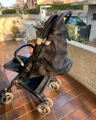 Passeggino leggero GB Qbit + chiusura a una mano